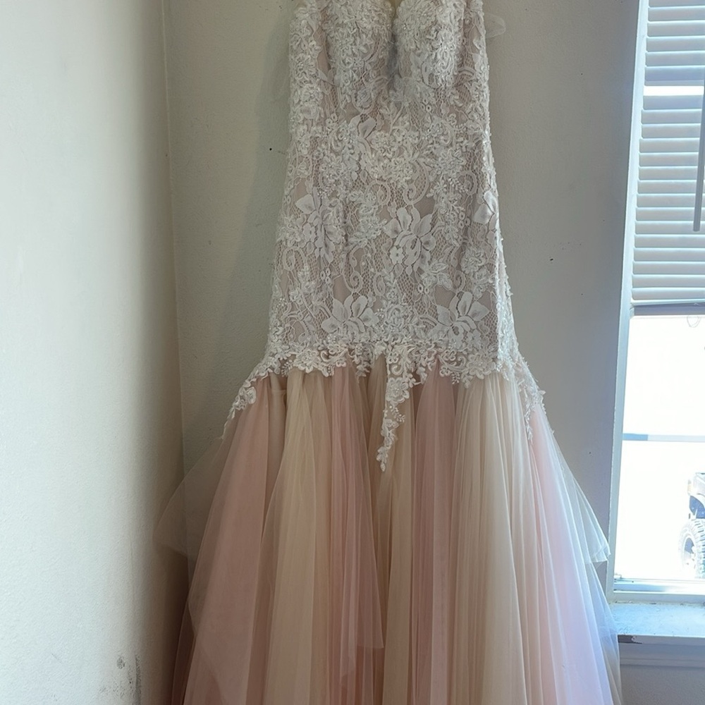 Romantic Lace and Tulle Bridal Gown
